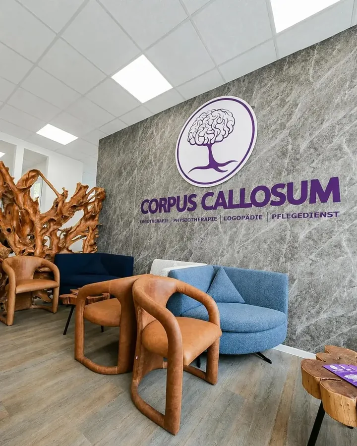 Ricezione con il muro del logo del Corpus Callosum sulla Schützenstraße