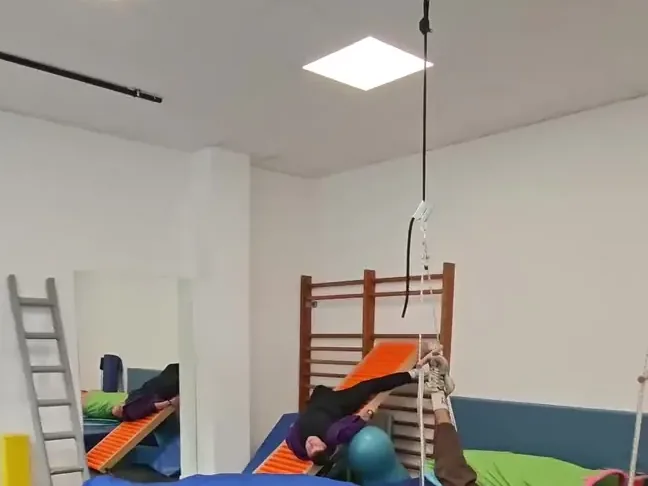 Sala di terapia occupazionale del Corpus Callosum con un'altalena e barre a parete