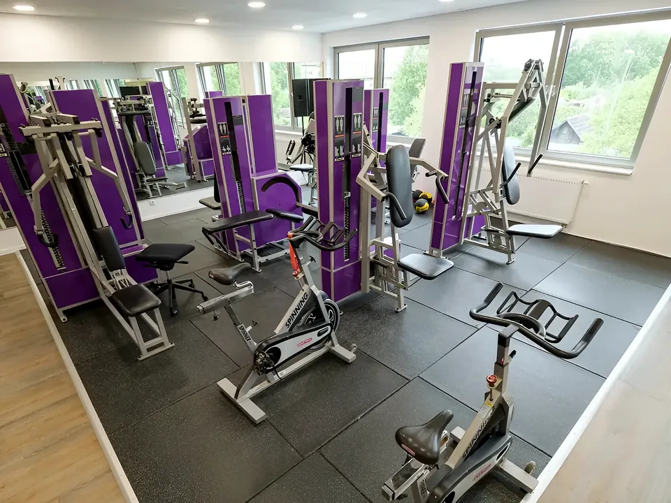 Zona di allenamento di fisioterapia luminosa con attrezzature di allenamento viola