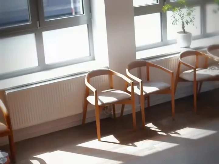 Čekanje sa foteljama pored sunčanog prozora
