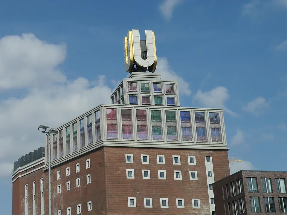 Dortmunder U sa zlatnim U na krovu